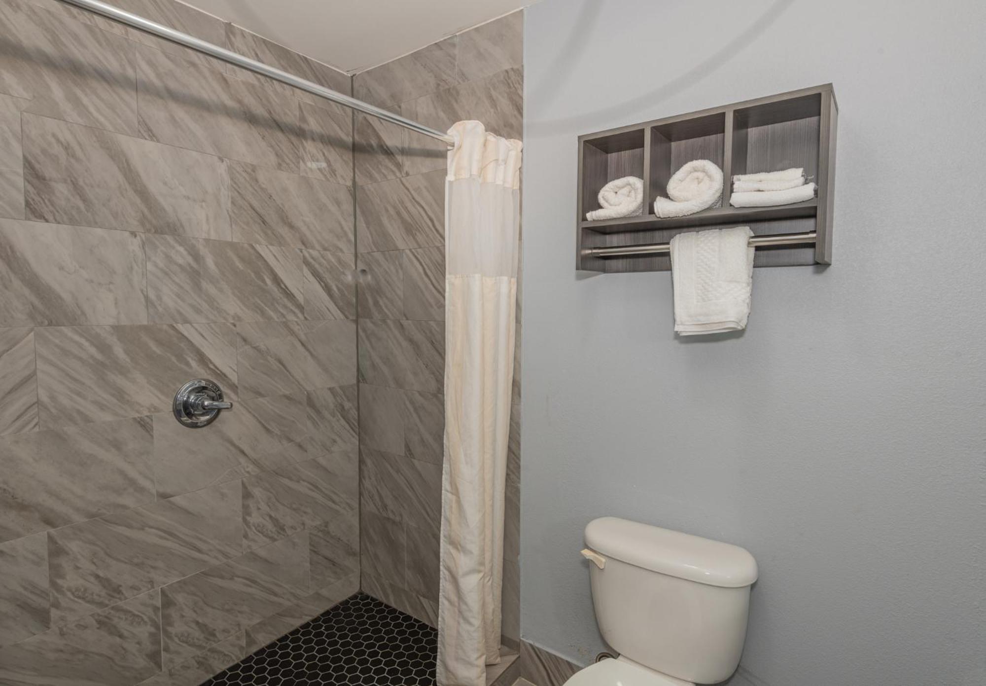 Jamestown Inn & Suites Riverdale Εξωτερικό φωτογραφία