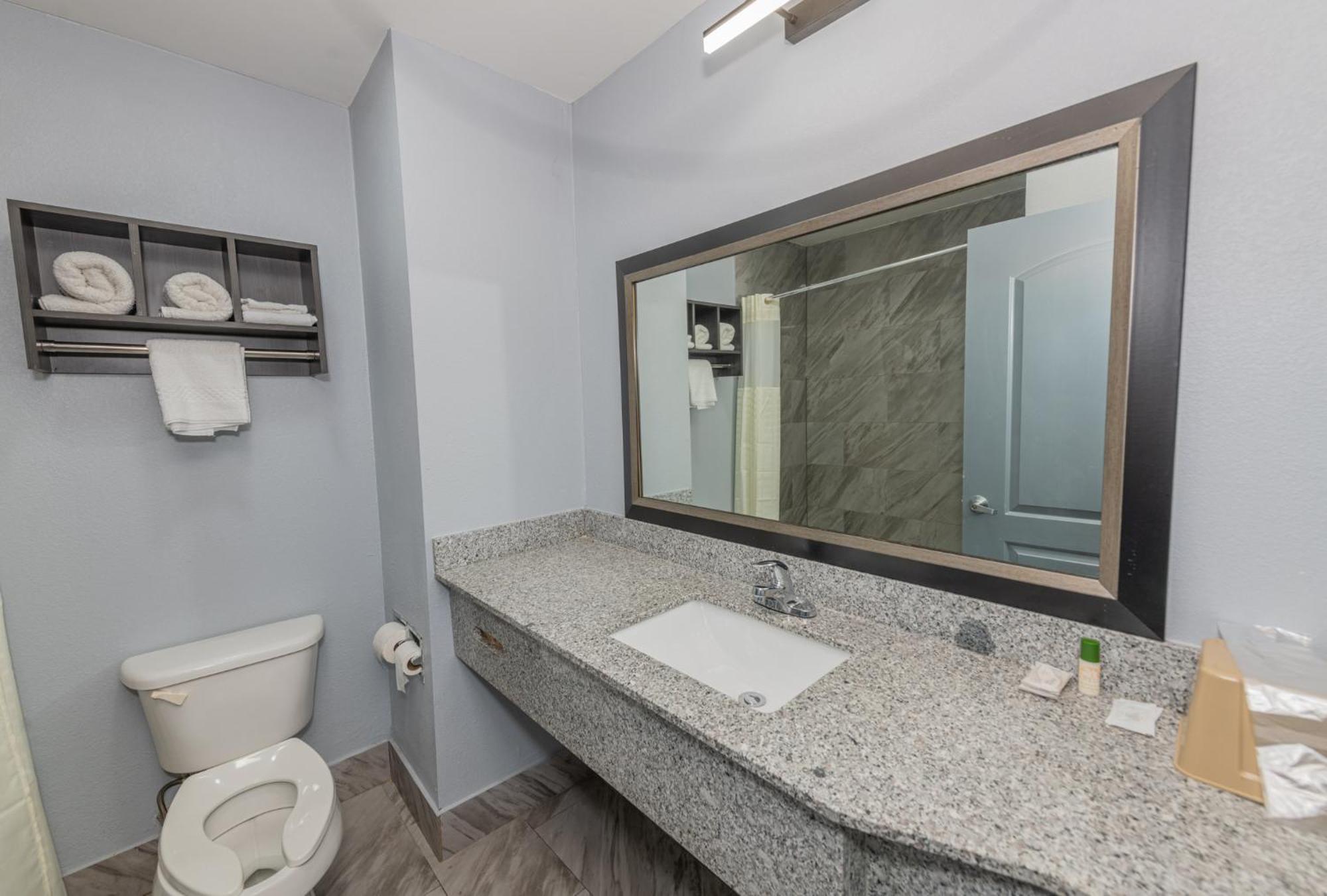 Jamestown Inn & Suites Riverdale Εξωτερικό φωτογραφία